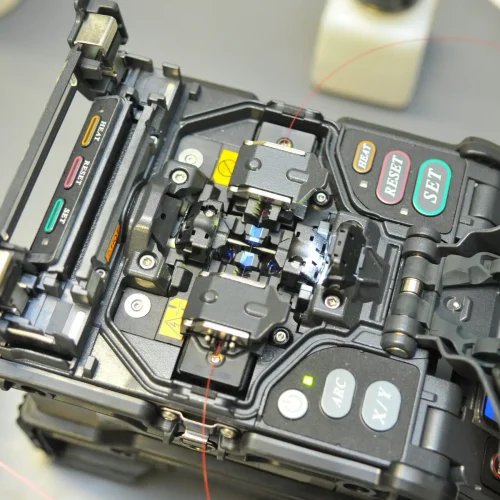 Optical_fiber_fusion_splicing-scaled